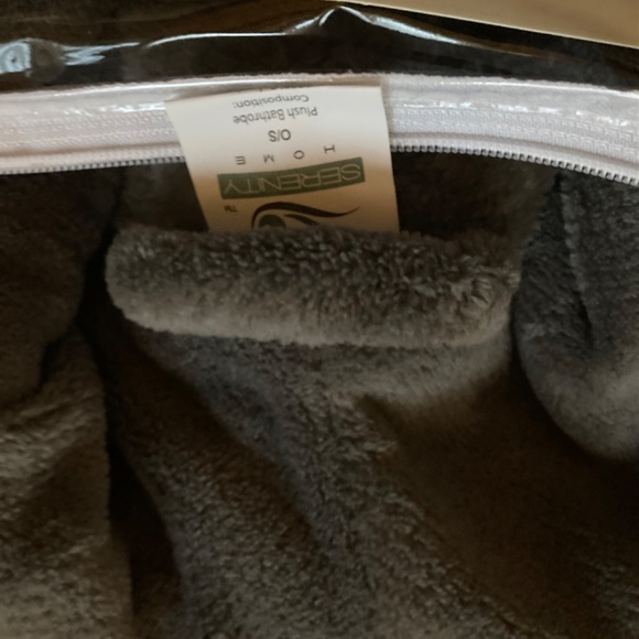 HOST PICK New Travel Gray Lightweight Fleece Unisex Robe - Picture 3 of 3